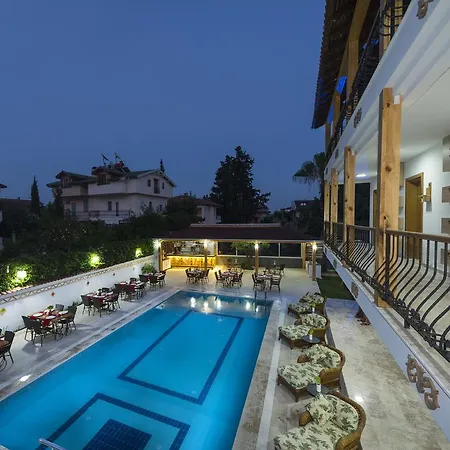Hotel Teki̇rova 4*