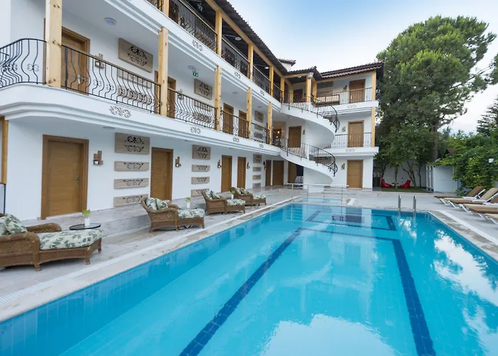 Hotel Teki̇rova 4*