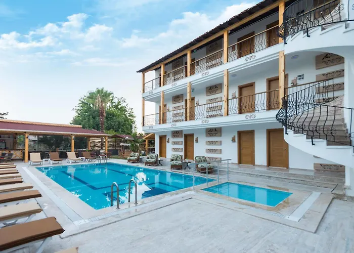 Hotel Teki̇rova 4*